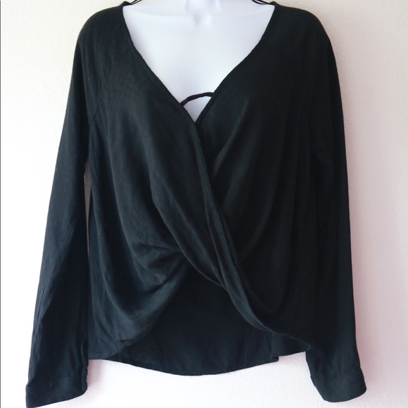 🔥Urban Outfitters twist front top - Picture 2 of 9